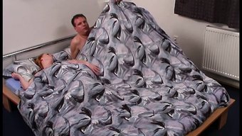 Dolgun Kızıl Saçlı Genç, Arkadan Sert Bir Şekilde Beceriliyor - Alman Klasik