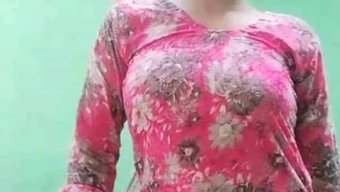 Büyük Doğal Göğüslü Desi Genç, Sıcak Köpek Stili Seksle Vahşileşiyor