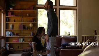 Yaşlı Adam, Sorumsuz Genç Kız Arkadaşıyla Tutkulu Bir Seks Yapıyor