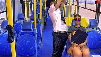 Genç Kız, Halka Açık Bir Otobüs Yolculuğunda Şehvetle Yakalanıyor Ve Eve Dönüyor