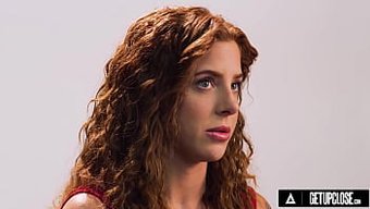 Büyük Memeli Kızıl Lumi Ray Ile Solo Mastürbasyon Sahnesi.