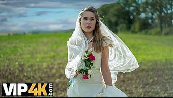 Ateşli Genç Gelin, Yeni Kocası Michael Fly'A Giderken Buharlı Bir Sahnede Kayboldu.