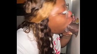 Kıvrımlı Siyah Kadın, Glory Hole'Da Bilinmeyen Siyah Adamlara Oral Zevk Veriyor