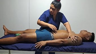 Seksi Bir Adamın Vücuduna Masaj Yapmak, Onu Sert Bir Şekilde Becermek Istememe Neden Oluyor