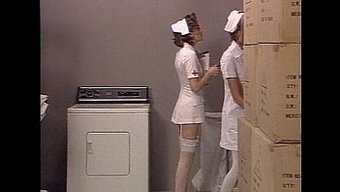 Genç Hemşireler Sıcak Klipte Arzularına Teslim Oluyorlar