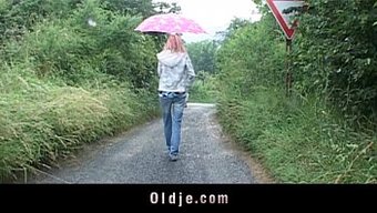 Yaşlı Adam Ince Gençten Duygusal Oral Seks Alıyor