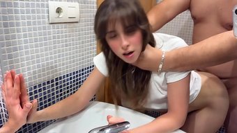 Üvey Babam Banyoda Beni Sikerken Kıllı Amıma Boşalma