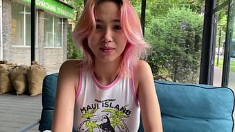 Efemeral Zevk: Seks Oyuncakları Sokulmuşken Kentsel Peyzajda Gezinmek