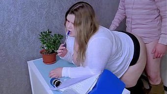 Patron Sekreteri Yanına Çağırıp Ofiste Sikişti.