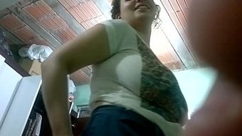 Kendinden Emin Bir Kadın, Açık Bir Videoda Hakimiyet Iddia Ediyor