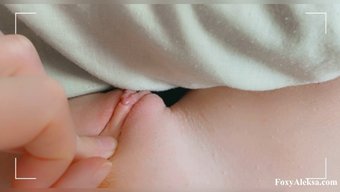 Seksi Genç Kız Küçük Klitorisini Ovuyor Ve Parmaklarıyla Kendini Beceriyor