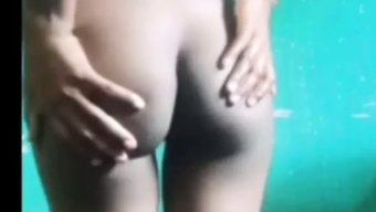 Hintli 18 Yaşındaki Saree Değişiyor, Samimi Anları Ortaya Çıkarıyor