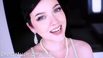 Göğüslü Güzellikler Jade Valentine Ve Bella Luna, Duygusal Bir El Işi Ve Sakso Veriyorlar