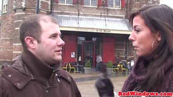 Hollanda'Dan Dövmeli Bir Fahişe Blowjob Yapıyor Ve Ardından Köpek Stili Seks Yapıyor.