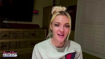 Tavırlı Bir Sarışın, Sıcak Bir Blowjob Yapıyor Ve Pürüzsüz Vajinasını Parmaklıyor.