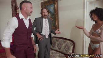 Misty Stone, Patronun Karısının Iş Arkadaşlarının Siklerini Ağzına Almış.