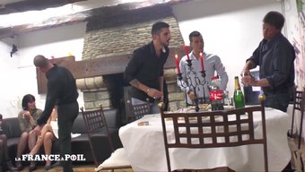 Sıcak Ve Buharlı Bir Fransız Swinger Partisi, Bol Oral Aksiyonla.