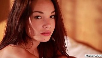 Nici Dee'Nin Büyük Doğal Göğüsleri Rahatlatıcı Bir Videoda