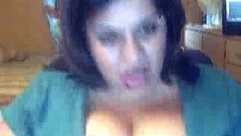 Büyük Göğüslü Güzel Şişman Kadın Latin, Web Kamerasında Performans Sergiliyor