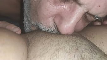 Luna'Nın Öfkeli Çamurda Tecrübeli Orta Yaşlı Adamla Tutkulu Bir Ilişkisi