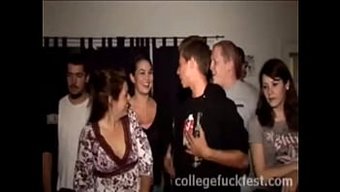 Göğüslü Üniversite Kızı Yoğun Halka Açık Seks Yapıyor Ve Boşalma Alıyor