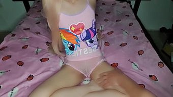 Üvey Baba Gizli Gece Seks Için Gizlice Içeri Girerken Uyuyan Üvey Anne