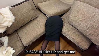 Güzel Üniversite Öğrencisi, Üvey Annesiyle Kanepede Sıkışıyor.