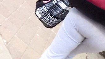 Gri Kıyafetli Güzellik, Muhteşem Fiziğini Sergiliyor