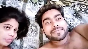 Doğal Göğüslü Olgun Anne Erkek Arkadaşıyla Seks Yapıyor