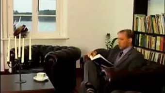 Üvey Kızın Üvey Babası Tarafından Yakalanan Bir Sakso, Cinsel Bir Buluşmaya Yol Açar.