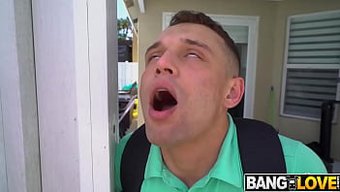 Shay, Ev Yapımı Videoda Üvey Babasının Büyük Yarağıyla Sıkı Amını Genişletiyor