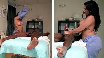 Gizli Kamera, Büyük Göğüslü Ve Büyük Bir Yarrağı Olan Sıcak Bir Masaj Yakalıyor