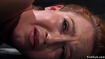 Bağlı Kadın Dildo Penetrasyonundan Yoğun Zevk Yaşıyor