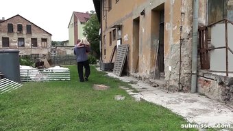 Lovita Fate, Itaatkar Bir Rolde Hakimiyet Altına Alınır Ve Becerilir