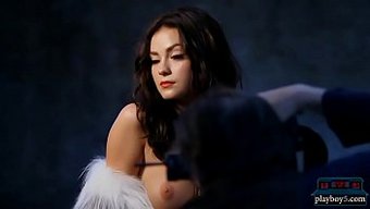 Büyüleyici Gözlere Ve Dolgun Kıvrımlara Sahip Alman-Ispanyol Güzeli