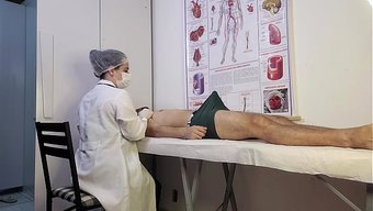 Bir Hasta Tutamadı Ve Sert Bir Muayene Sırasında Hemşirenin Önünde Sertleşti.