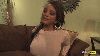 Yuvarlak Popolu Çarpıcı Siyah Genç Kızın Hd Videosu Boşalma Alıyor