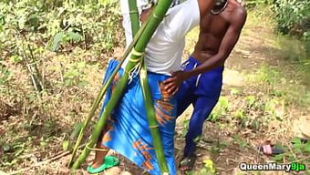 Ebony Güzeli Dışarıda Tutulur Ve Tutkulu Bir Şekilde Zevk Alır