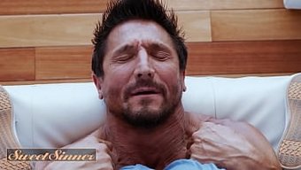 Britney Light, Arkadaşının Babasına Mutlu Sonlu Bir Masaj Yapıyor