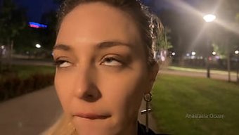 Cesur Bir Fahişe, Halka Açık Bir Göğüs Okşarken, Bir Yabancı Bir Parkta Temas Başlatır.