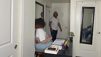 Göğüslü Bebek Patronu Tarafından Amını Yalatıp Beceriliyor