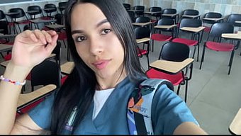 Yurtta Kalan Üniversiteli Kız, Banyoda Kendini Tatmin Seanslarını Gizliyor