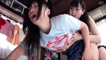 Asyalı Anne Ve Kızı Duygusal Masaja Dalıyorlar