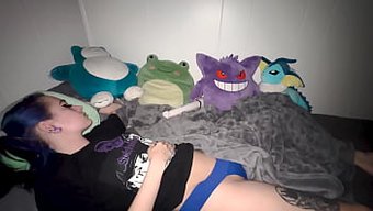 Genç Kadın, Üvey Kardeşini Uyurken Seks Oyuncağıyla Kendini Tatmin Ederken Yakalıyor.