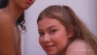 Lia Ve Meow, Idrar Oyunu Ve Oral Sekse Odaklanan Grup Seks Seansına Katılıyor. Bu Ateşli Karşılaşmada Grup Oral Seksin Yanı Sıra Yoğun Anal Ve Vajinal Ilişki De Yer Alıyor. Video, Vahşi Taraflarını Keşfetmekten Korkmayan Bu 18+ Güzelin Cinsel Yeteneklerini Sergiliyor.