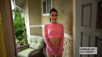 Genç Kadın Alex Coal, Yaşlı Bir Adamla Başka Bir Cinsel Deneyim Için Buluşma Web Sitesine Geri Dönüyor.