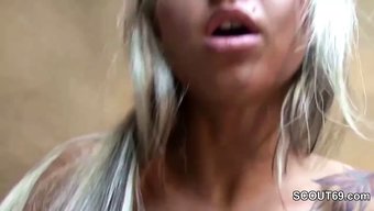 Büyük Doğal Göğüslü Alman Shemale, Genç Bir Yüzüne Boşalıyor Ve Sikişiyor