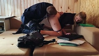 Amatör Çift, Ders Çalışırken Ev Yapımı Bir Videoda Seks Yapıyor