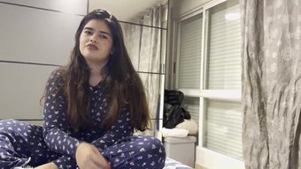 Üvey Annenin Büyük Doğal Memeleri Ve Küçük Kahverengi Vücudu Onu Baştan Çıkarıcı Bir Kadın Yapıyor.