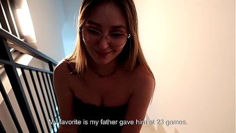 Yaramaz Üvey Anne, Baba Tarafından Ihmal Edildikten Sonra Beceriliyor.